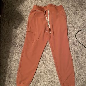 Women’s mauve fig jogger scrub pant- size medium